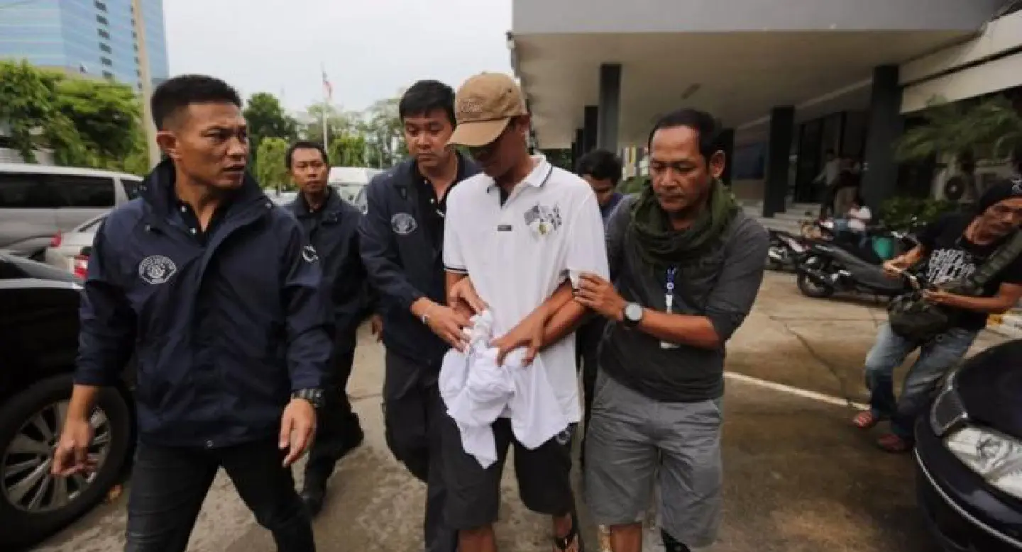 Man arrested for allegedly stabbing wife and leaving her to die in trunk of car Man arrested for allegedly stabbing wife and leaving her to die in trunk of car