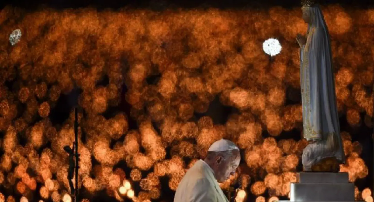 Pope greeted by thousands on Fatima pilgrimage Pope greeted by thousands on Fatima pilgrimage