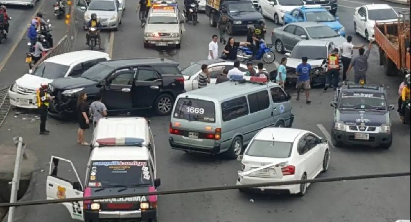 Enraged wife crashes car into Mercedes carrying husband and his mistress Enraged wife crashes car into Mercedes carrying husband and his mistress