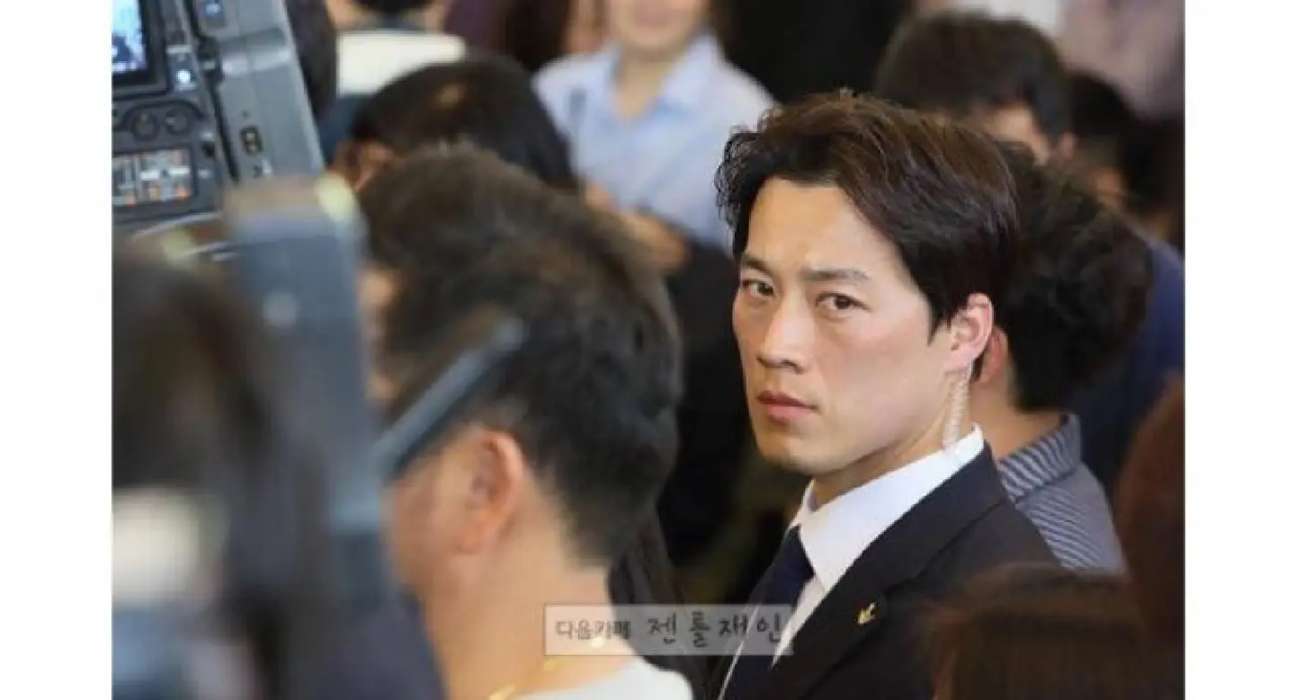 Korean president’s dashing bodyguard sends netizens swooning Korean president’s dashing bodyguard sends netizens swooning