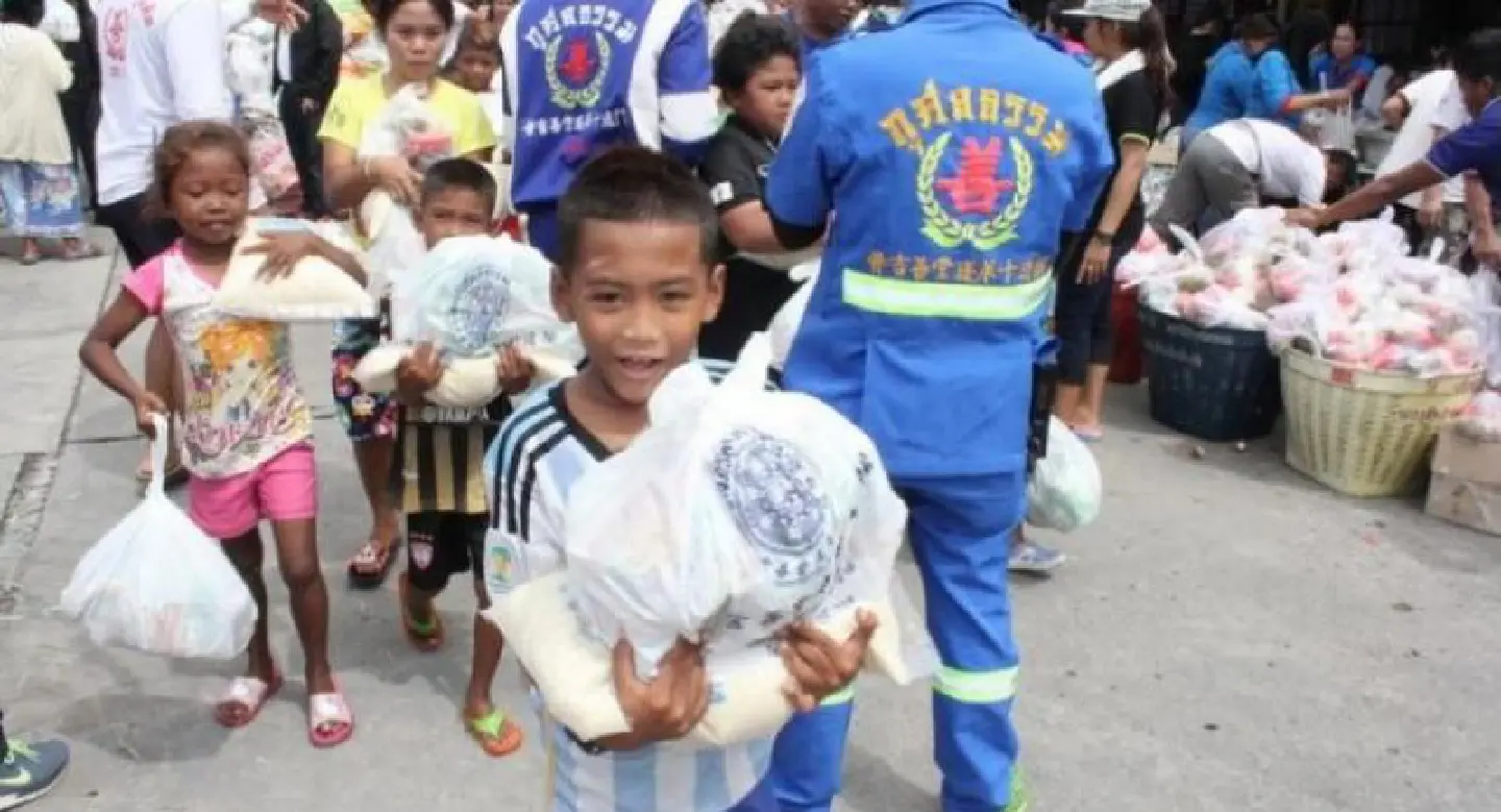 Kusoldharm Foundation awards scholarships to Phuket students