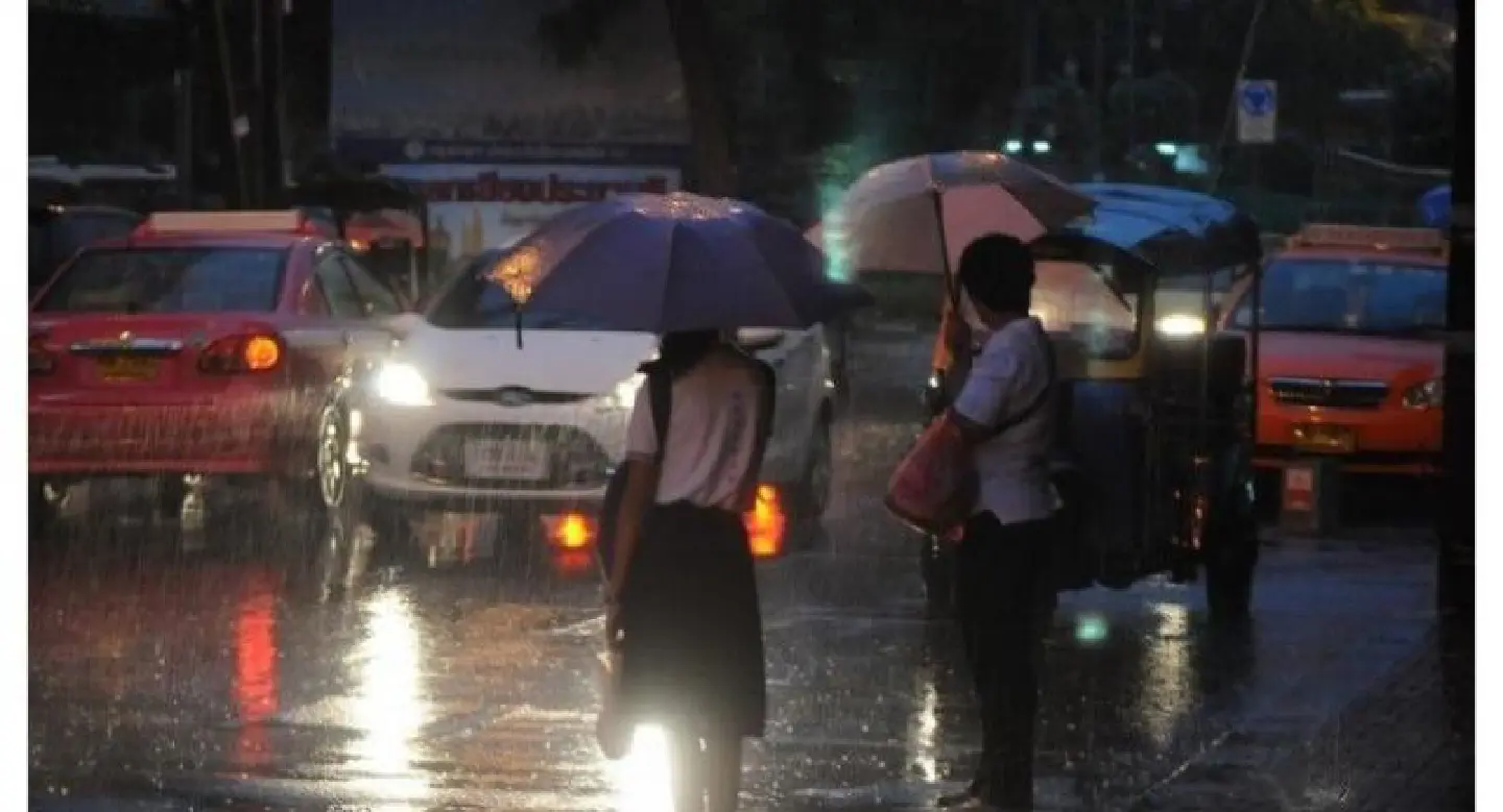 Heavy rain causes flooding, traffic snarls in Bangkok Heavy rain causes flooding, traffic snarls in Bangkok