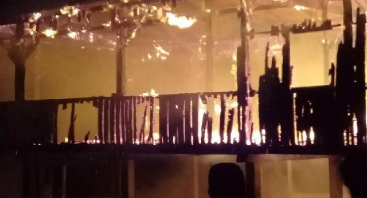 Fire engulfs dining hall at Tak temple Fire engulfs dining hall at Tak temple