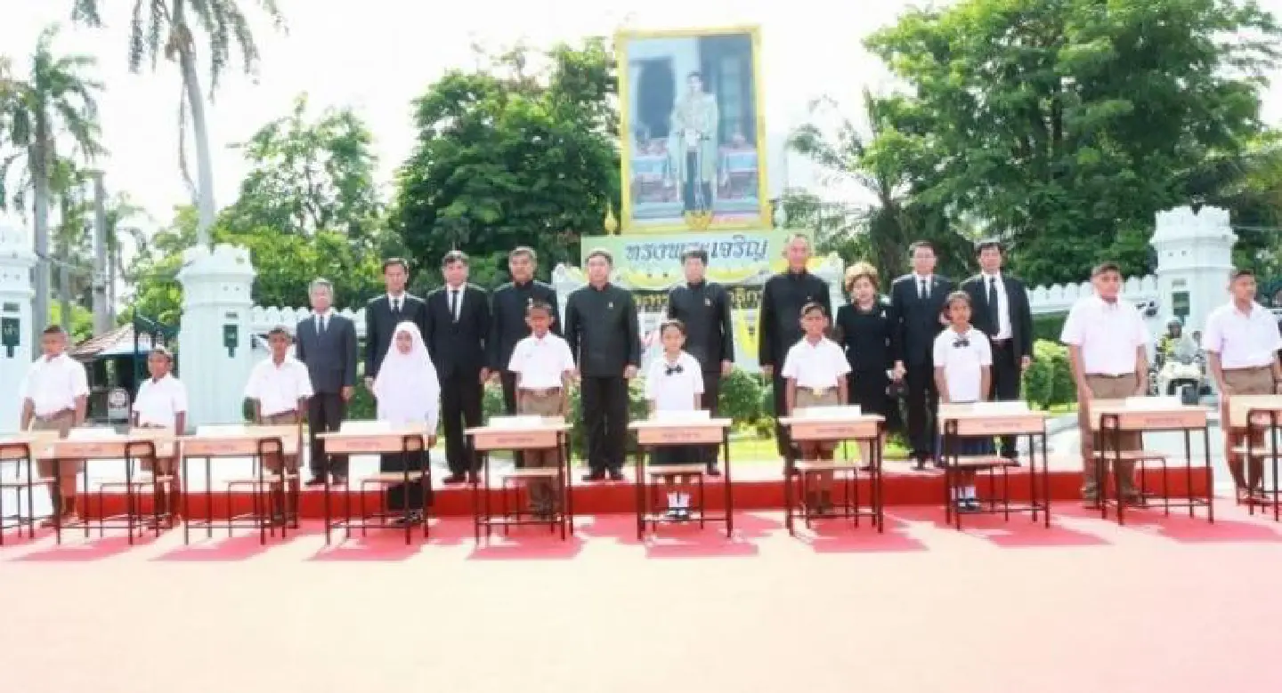 HM the King grants scholarships and equipment for flood-affected schools in the South HM the King grants scholarships and equipment for flood-affected schools in the South
