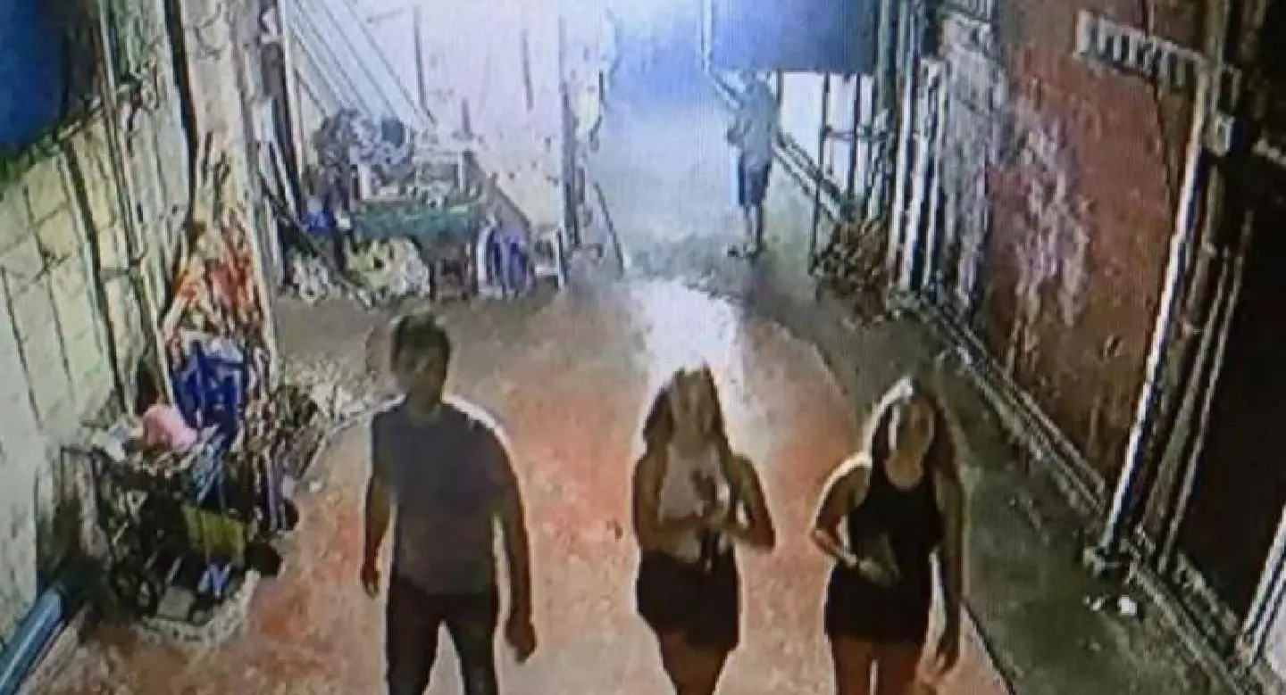 Foreigner seen beating young child after dispute over 10-baht fee Foreigner seen beating young child after dispute over 10-baht fee