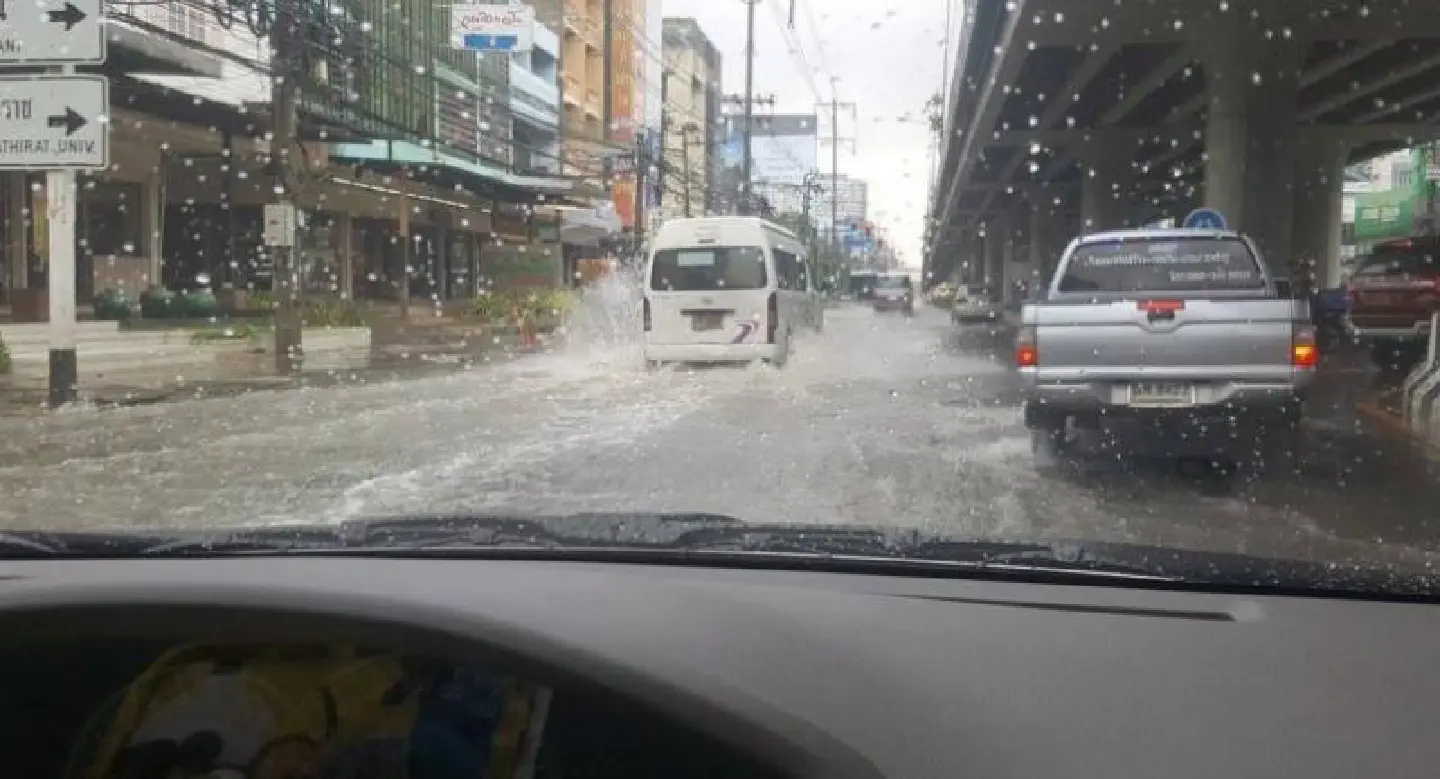 Overnight rains caused flooding at 25 spots around Bangkok, says governor Overnight rains caused flooding at 25 spots around Bangkok, says governor