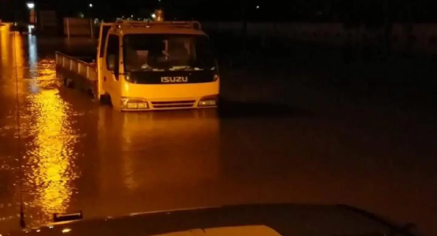Authorities rescue people, patients stranded in flash floods in Kamphaeng Phet Authorities rescue people, patients stranded in flash floods in Kamphaeng Phet