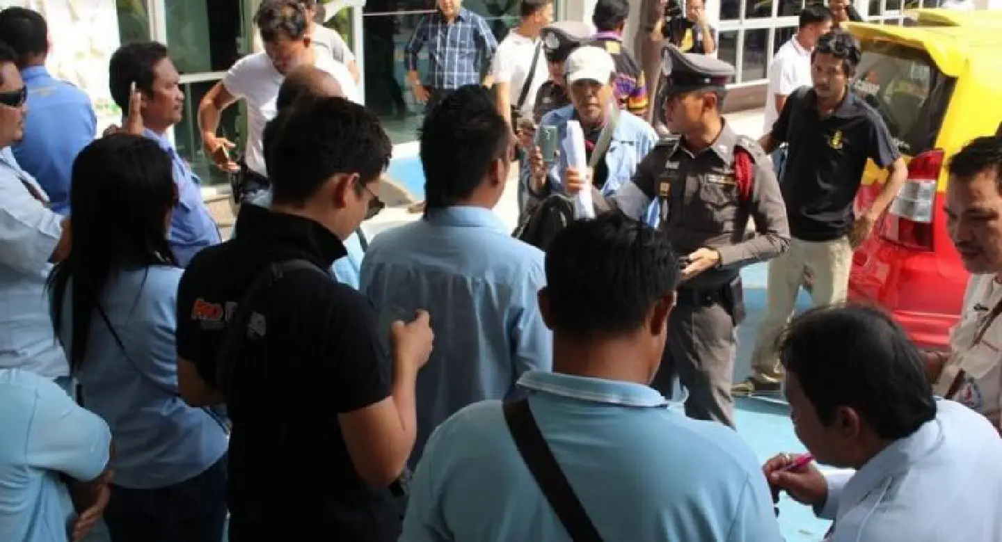 Taxi drivers chase foreigner out of Uber taxi in Pattaya Taxi drivers chase foreigner out of Uber taxi in Pattaya