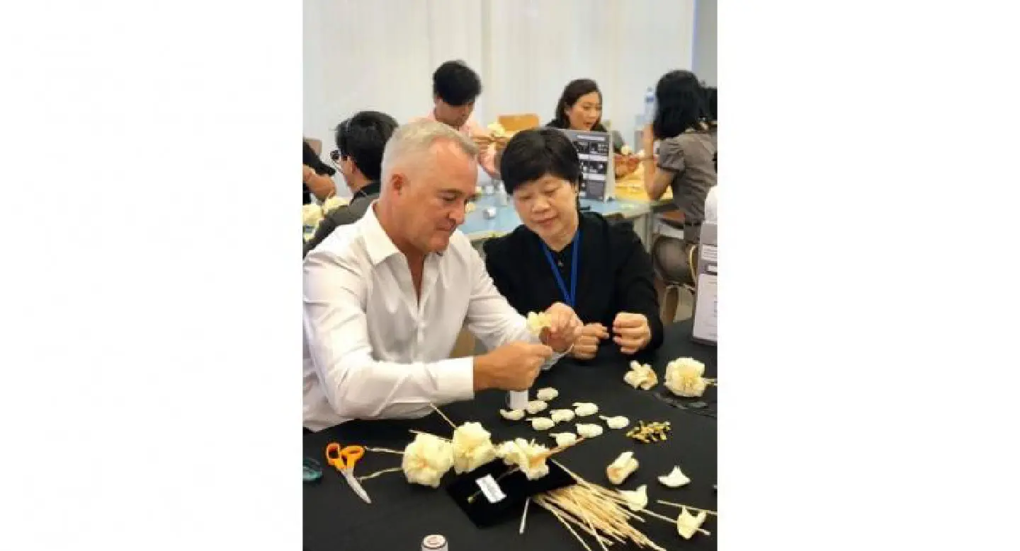 Tesco Lotus invites customers to make funeral flowers for royal cremation ceremony Tesco Lotus invites customers to make funeral flowers for royal cremation ceremony
