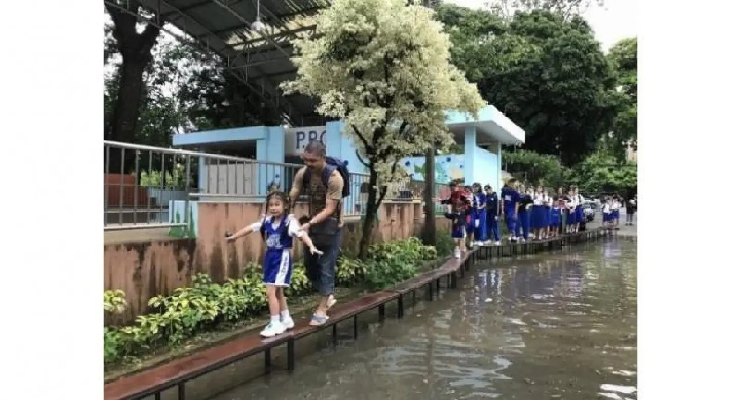 Four Chiang Mai schools closed due to flooding downtown Four Chiang Mai schools closed due to flooding downtown