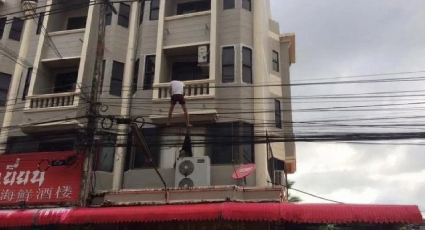Another jump: Man safely rescued in Phuket Town Another jump: Man safely rescued in Phuket Town