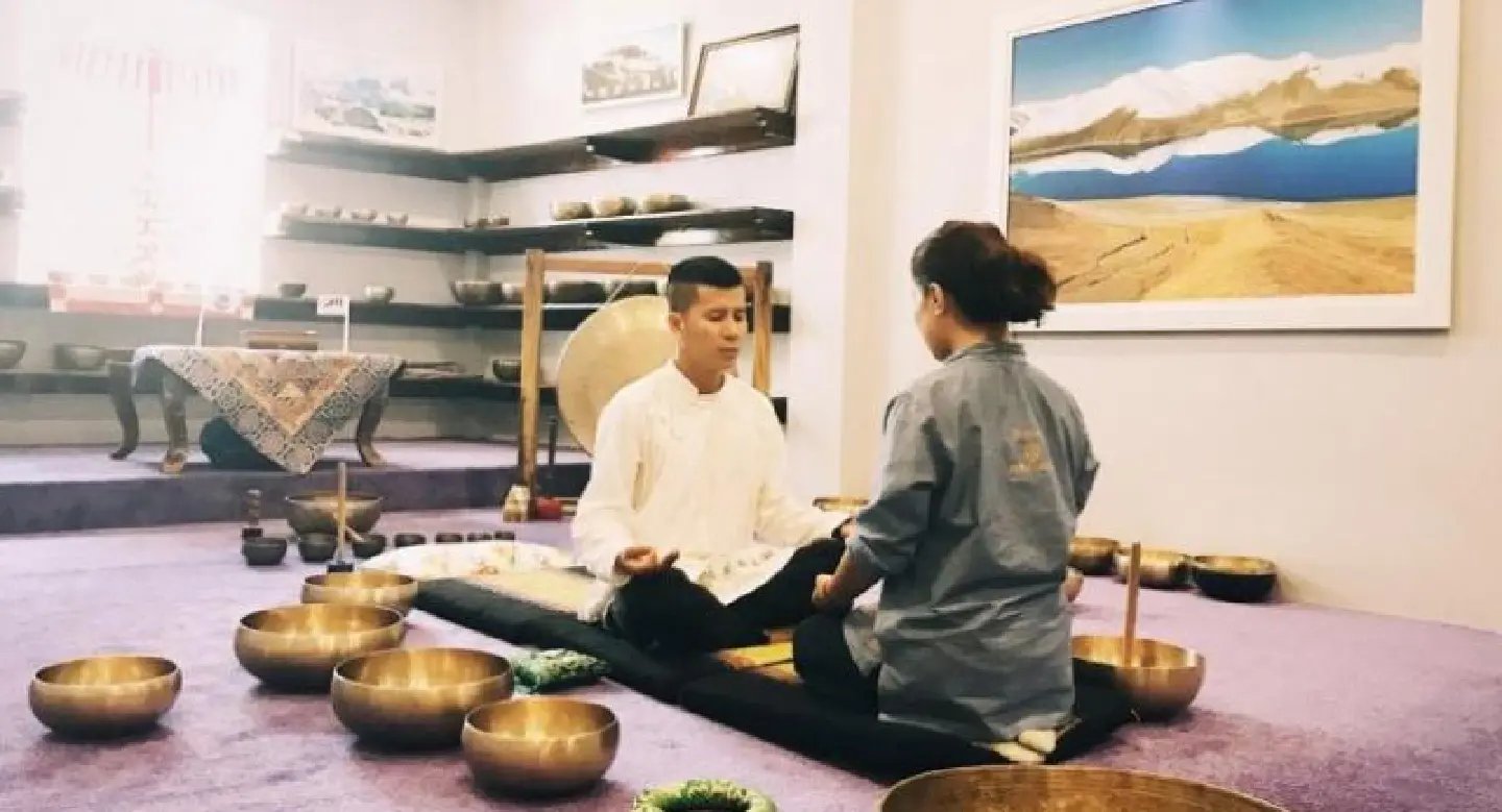 Healing with the “singing bowl” Healing with the “singing bowl”