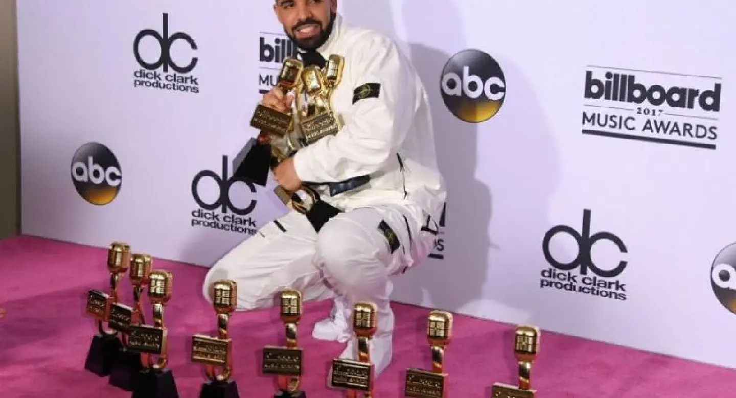 Drake breaks record at Billboard Music Awards Drake breaks record at Billboard Music Awards