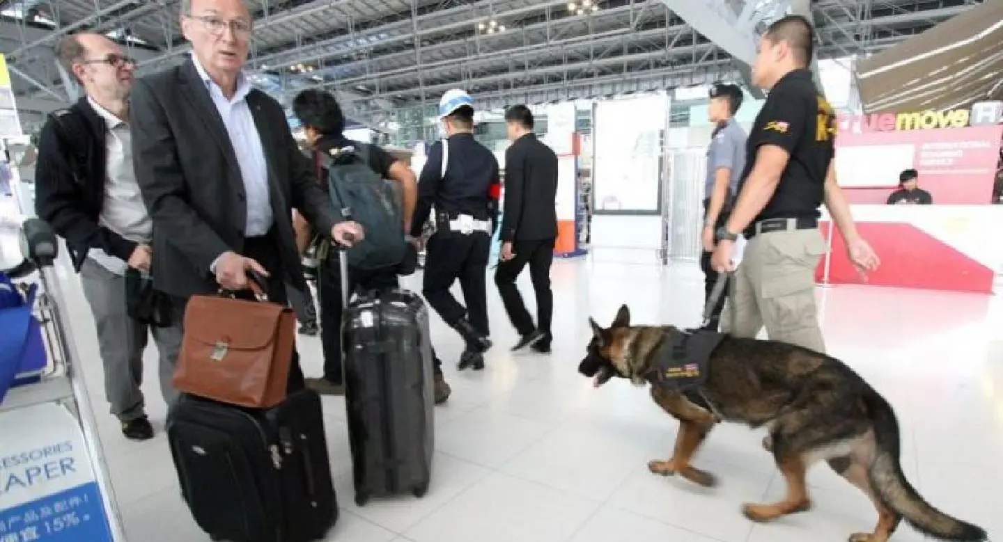Police post 27 checkpoints across Bangkok Police post 27 checkpoints across Bangkok