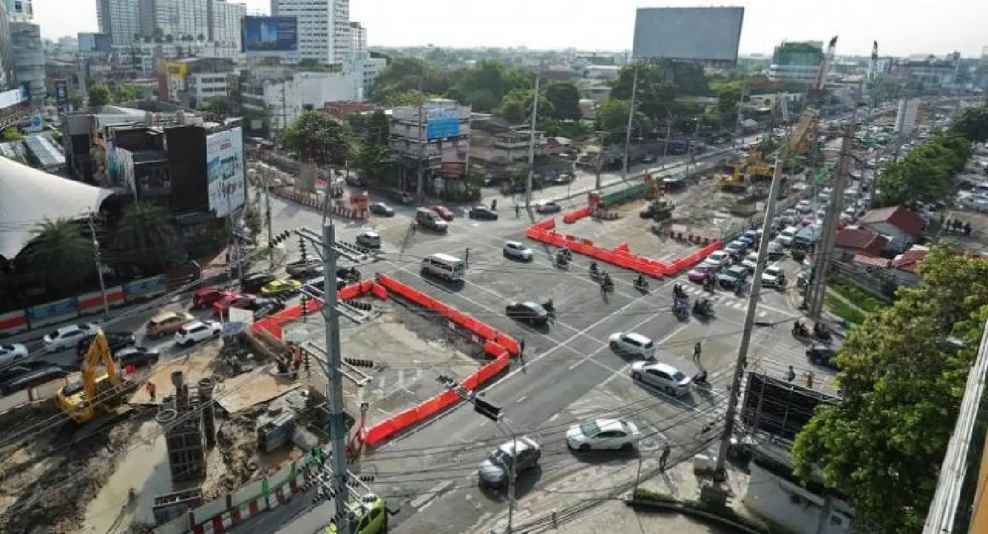 Traffic eases as Ratchayothin ‘roundabout’ straightened Traffic eases as Ratchayothin ‘roundabout’ straightened