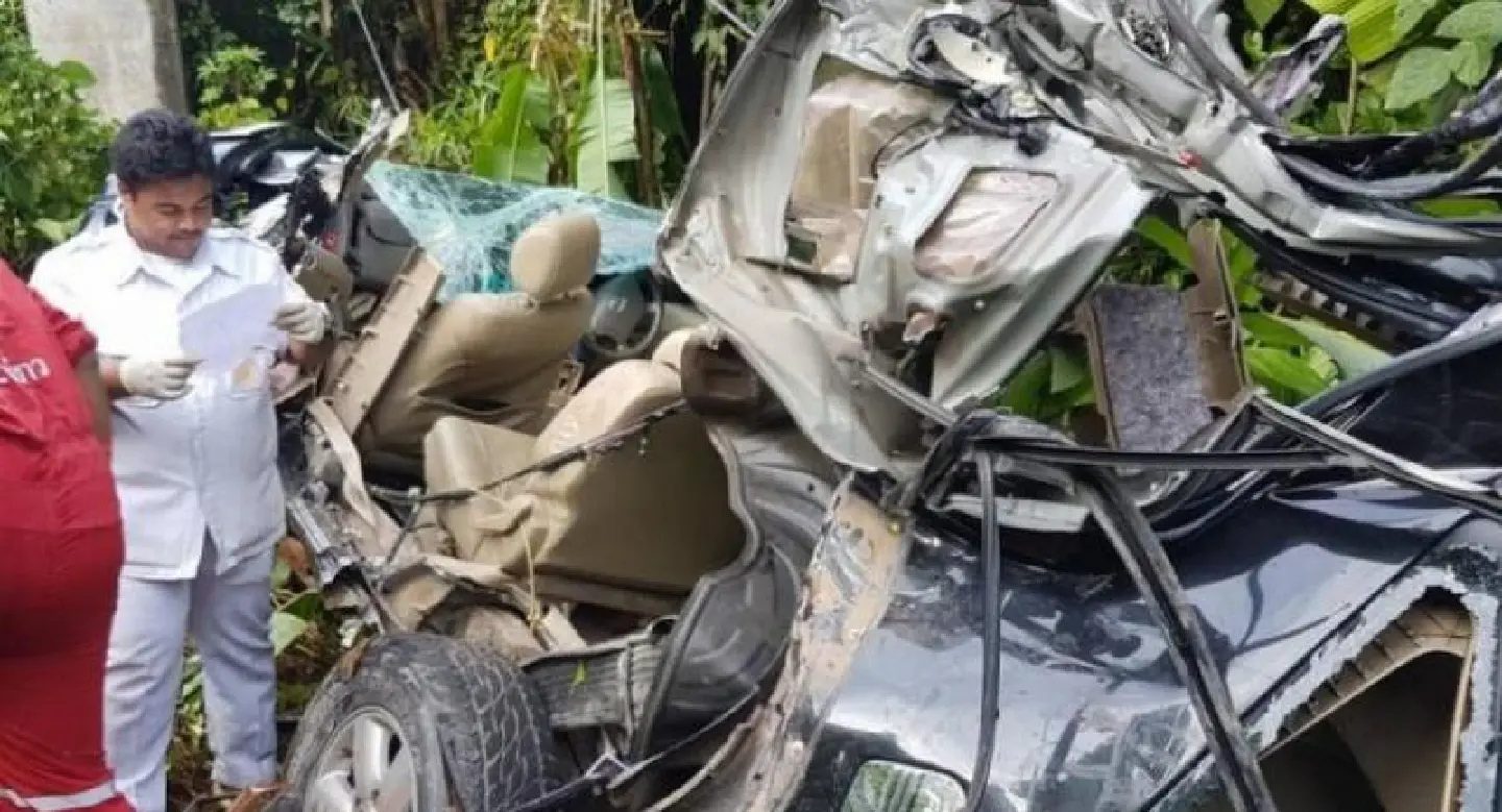 Phuket tourists injured, driver's arm severed in another high-speed crash Phuket tourists injured, driver's arm severed in another high-speed crash