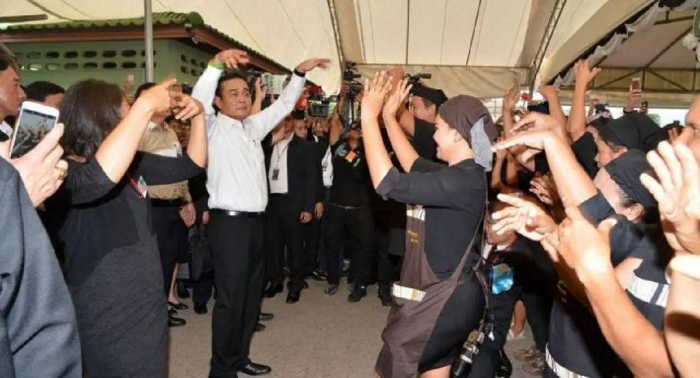 PM dances to the tune of vendors in Songkhla PM dances to the tune of vendors in Songkhla