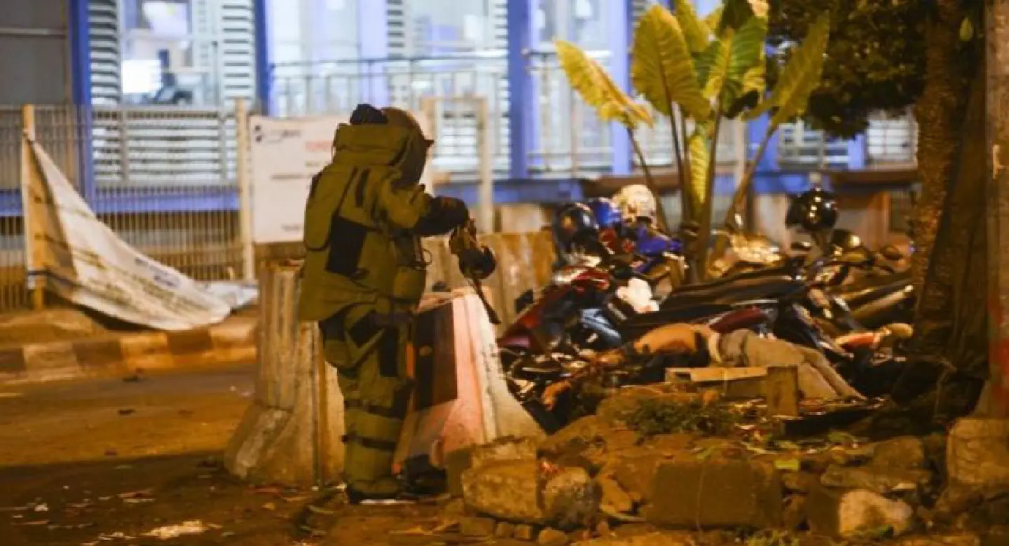 Jakarta blast is suspected suicide bombing, 1 policeman dead: police Jakarta blast is suspected suicide bombing, 1 policeman dead: police