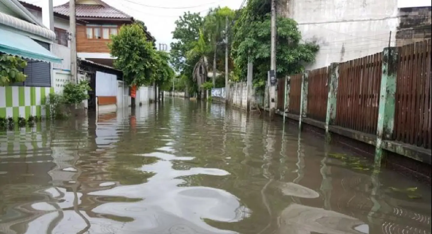 Chiang Mai downtown under water Chiang Mai downtown under water