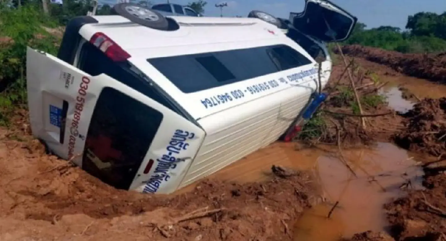 Nine injured as Lao ambulance overturns in Loei Nine injured as Lao ambulance overturns in Loei