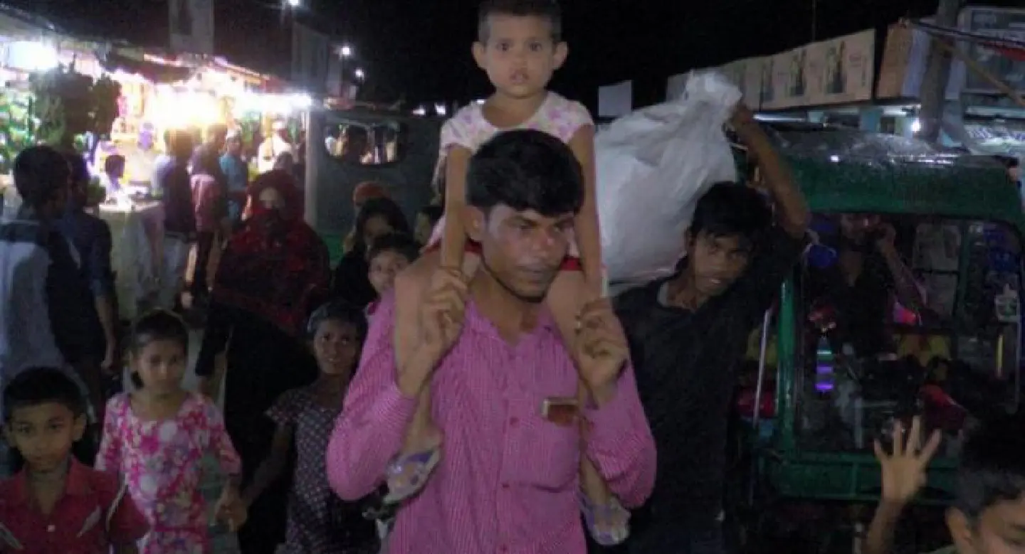 Hundreds of thousands evacuated as cyclone hits Bangladesh Hundreds of thousands evacuated as cyclone hits Bangladesh