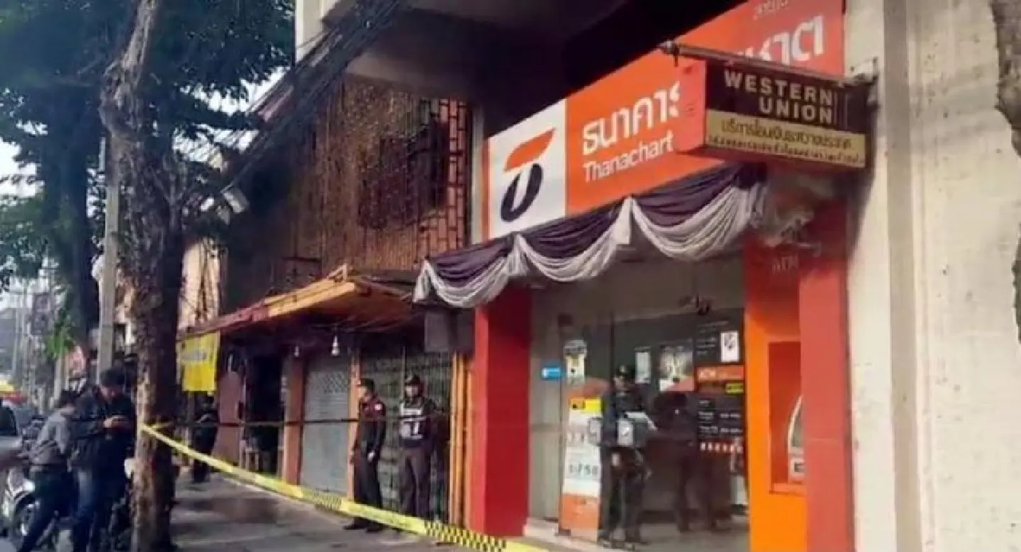 Bank robber escapes with Bt80,000 Bank robber escapes with Bt80,000