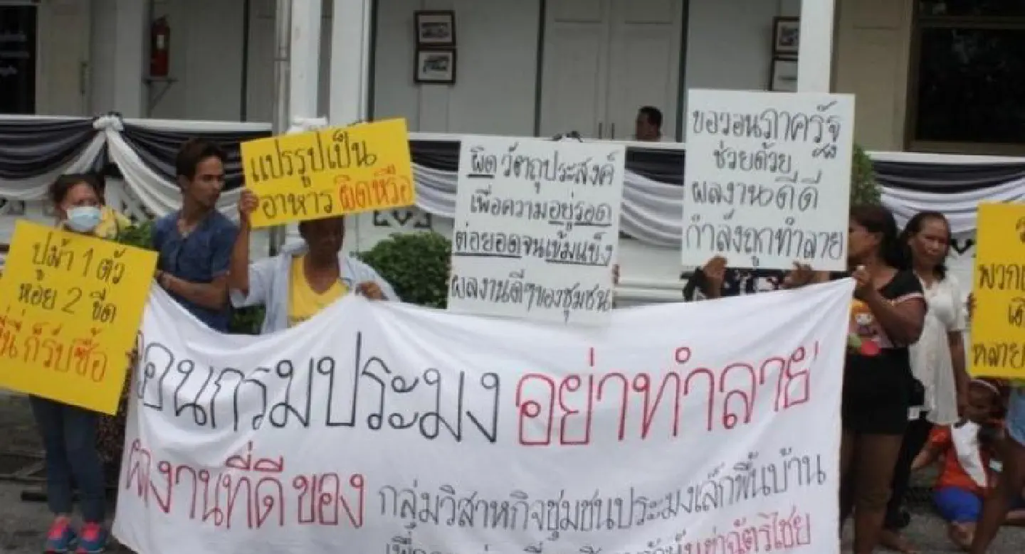 Phuket fishermen protest closure of community seafood restaurant Phuket fishermen protest closure of community seafood restaurant