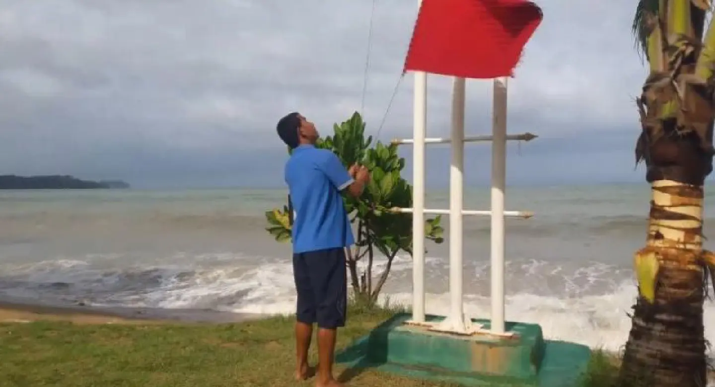 Tourists advised against swimming at Khao Lak beach Tourists advised against swimming at Khao Lak beach