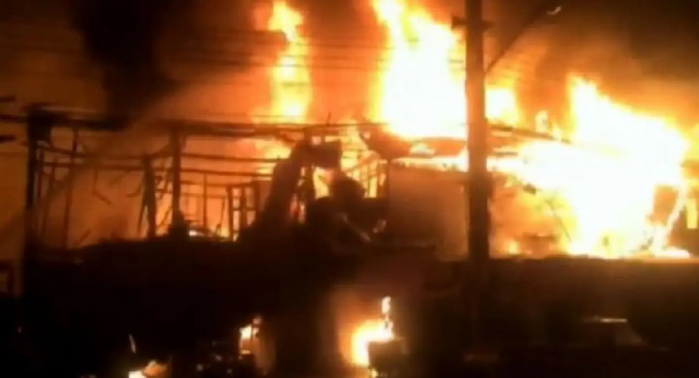 Fire destroys 100 homes in venerable Lop Buri community Fire destroys 100 homes in venerable Lop Buri community