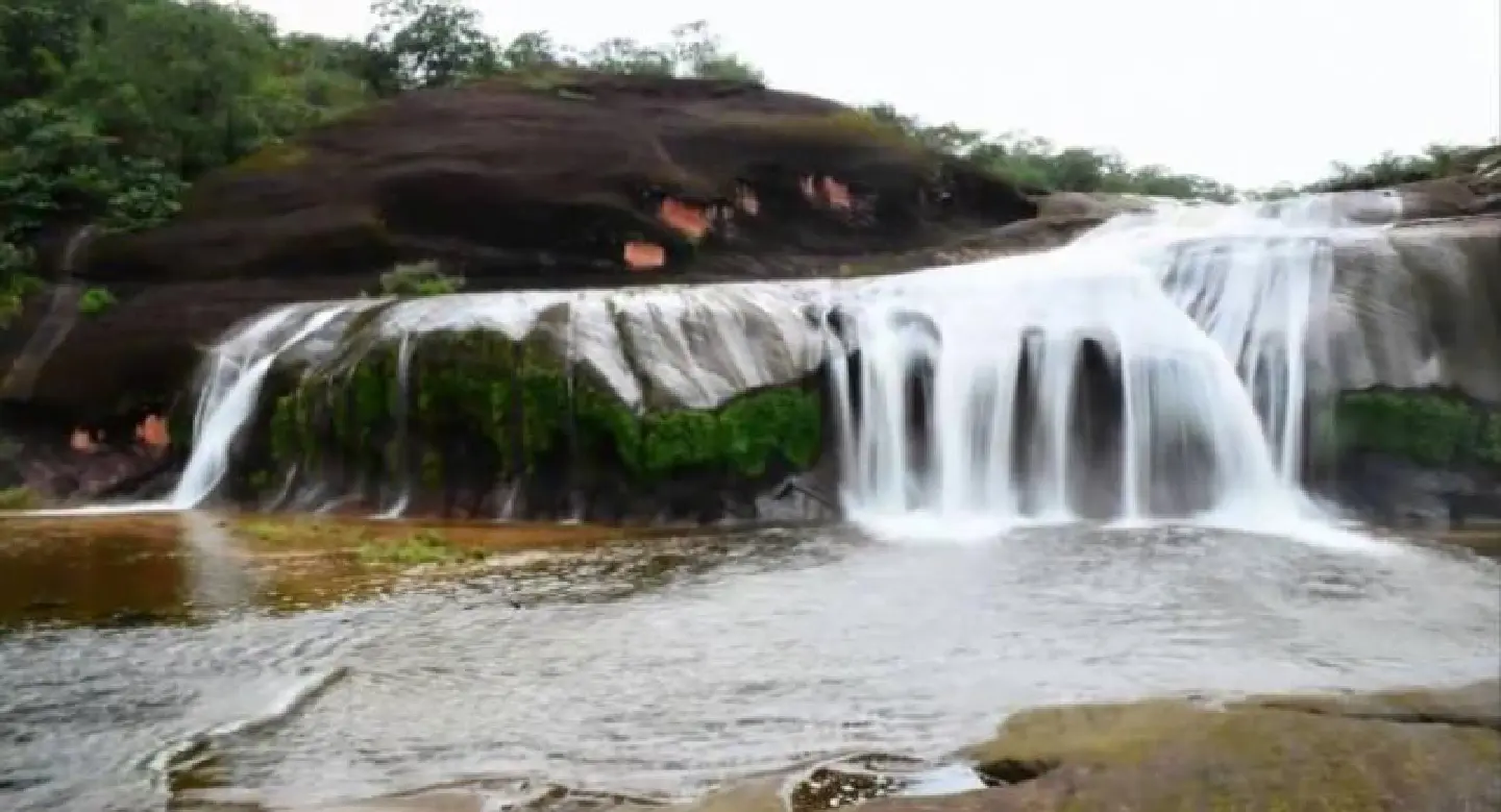 Malaysian father and daughter drown at Thamphra Waterfall Malaysian father and daughter drown at Thamphra Waterfall