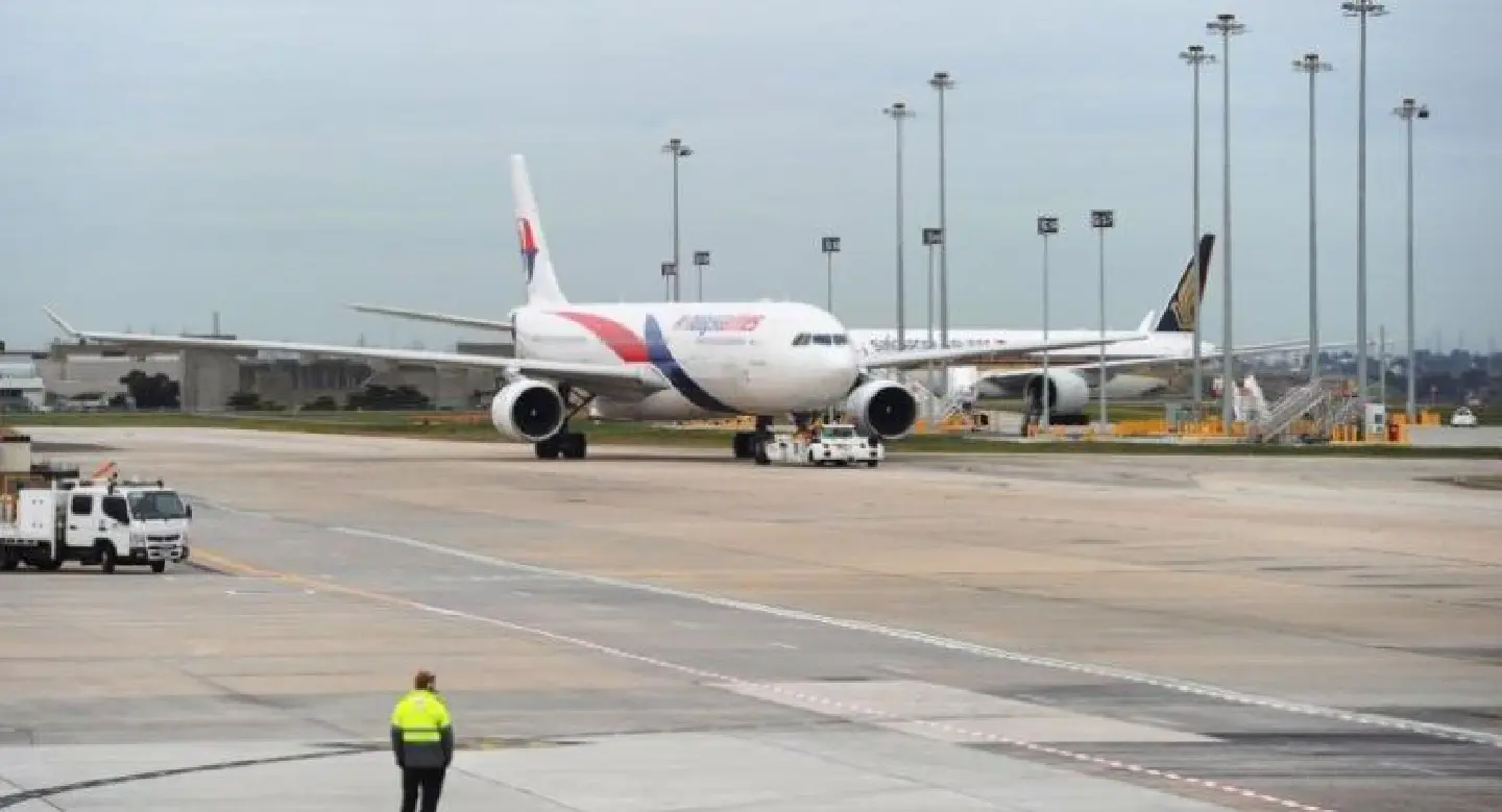 Police storm Malaysian plane after passenger 'bomb threat' Police storm Malaysian plane after passenger 'bomb threat'