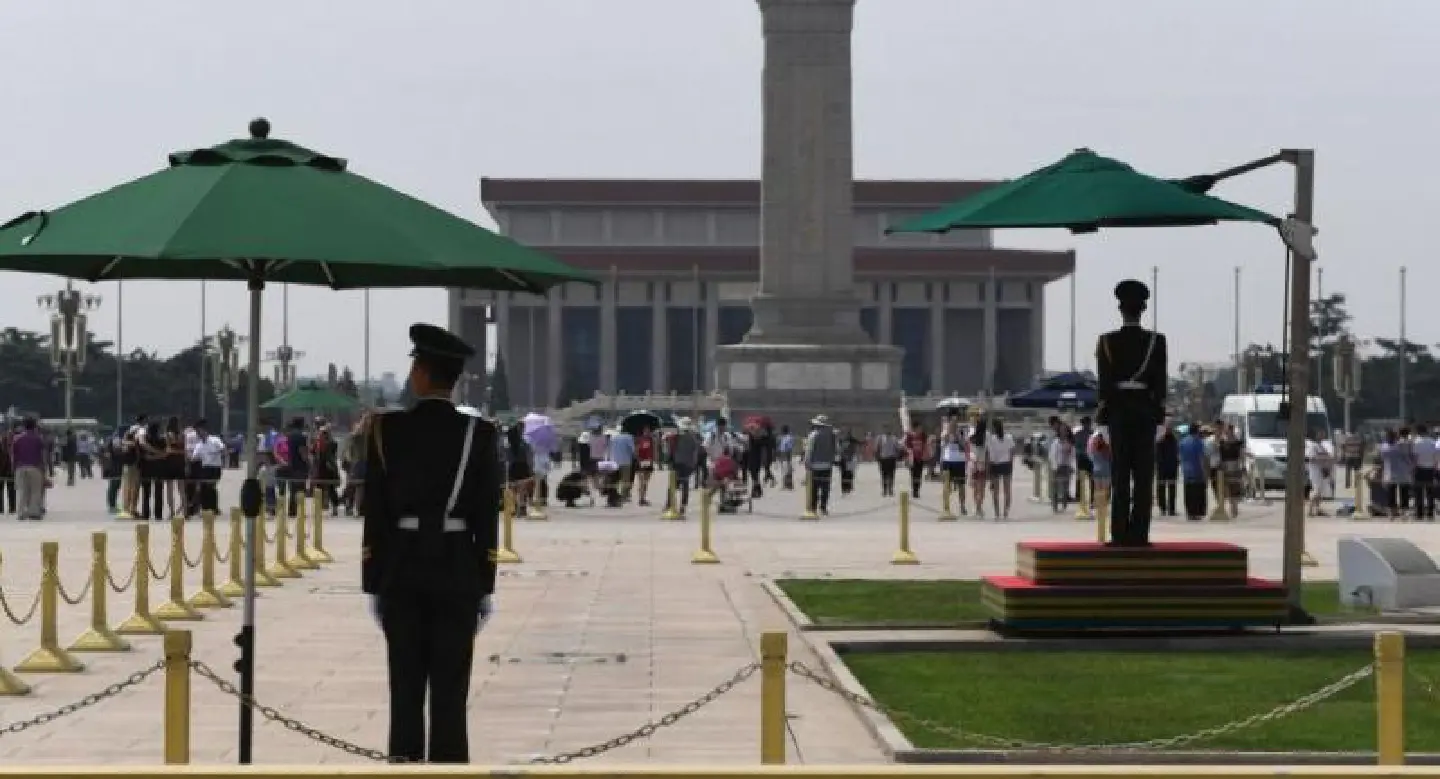 Crowds gather for Hong Kong Tiananmen vigil      