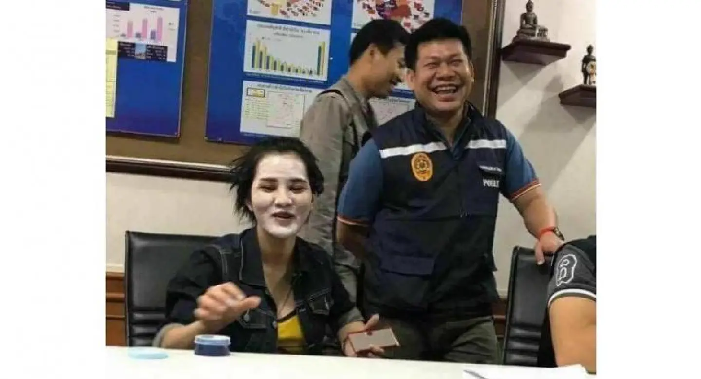 Friendly photos with Khon Kaen murder suspects spur Chiang Rai police ban Friendly photos with Khon Kaen murder suspects spur Chiang Rai police ban