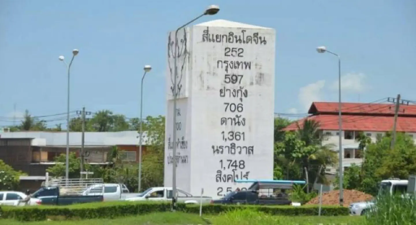 Giant road sign near Lampang to be demolished so highway can be widened Giant road sign near Lampang to be demolished so highway can be widened