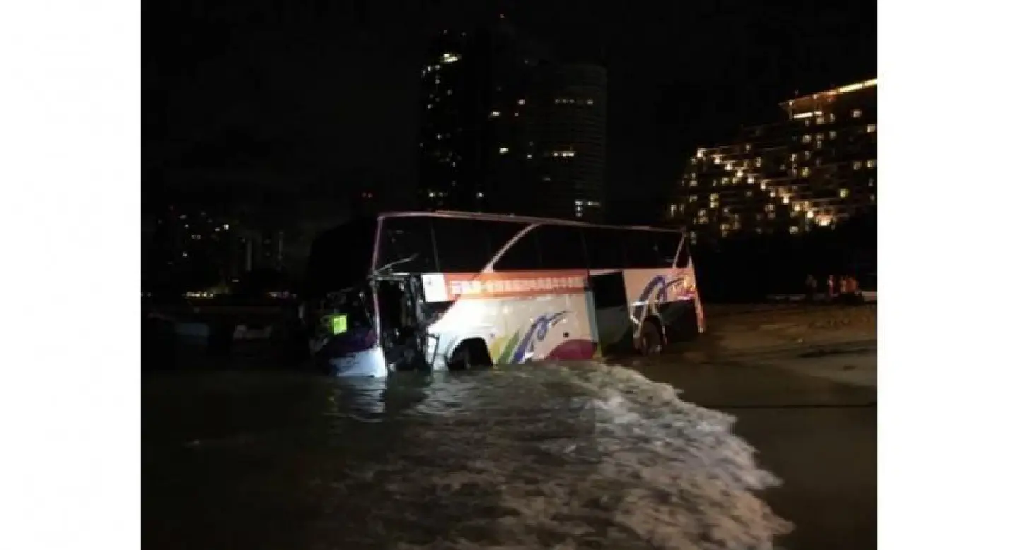 Chinese tourists panic and faint as bus runs into Pattaya Sea Chinese tourists panic and faint as bus runs into Pattaya Sea