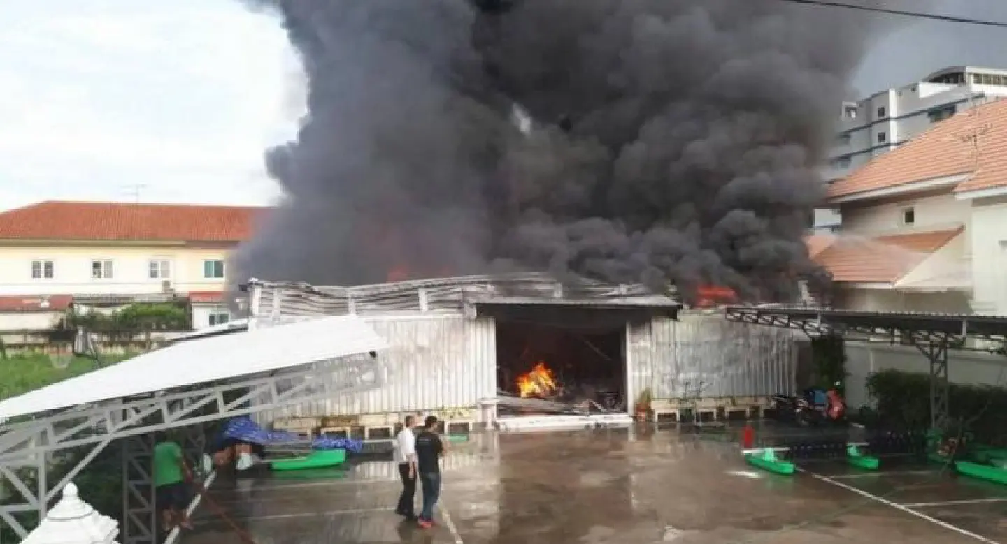 Fire wrecks electronic-parts warehouse in Pathum Thani Fire wrecks electronic-parts warehouse in Pathum Thani