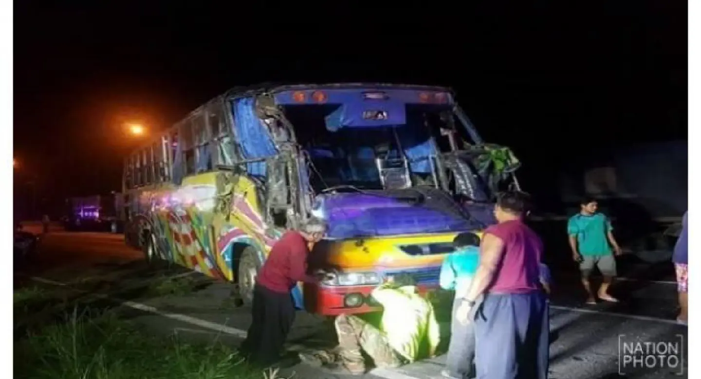 17 injured as staff bus overturns in Angthong 17 injured as staff bus overturns in Angthong
