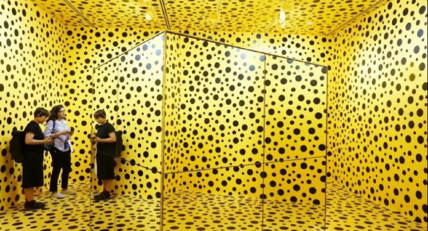 Seeing dots in Singapore Seeing dots in Singapore