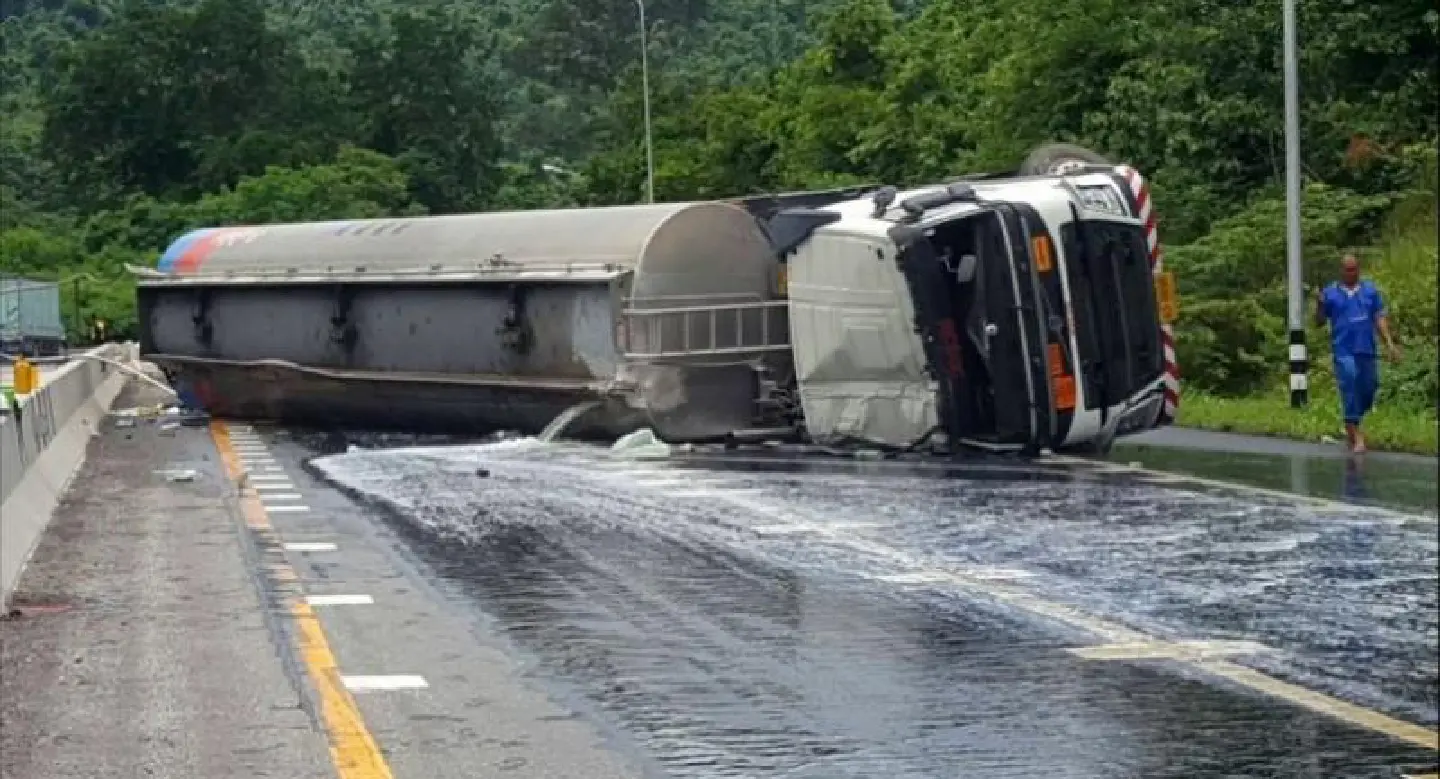 Two injured as oil tanker overturns Two injured as oil tanker overturns