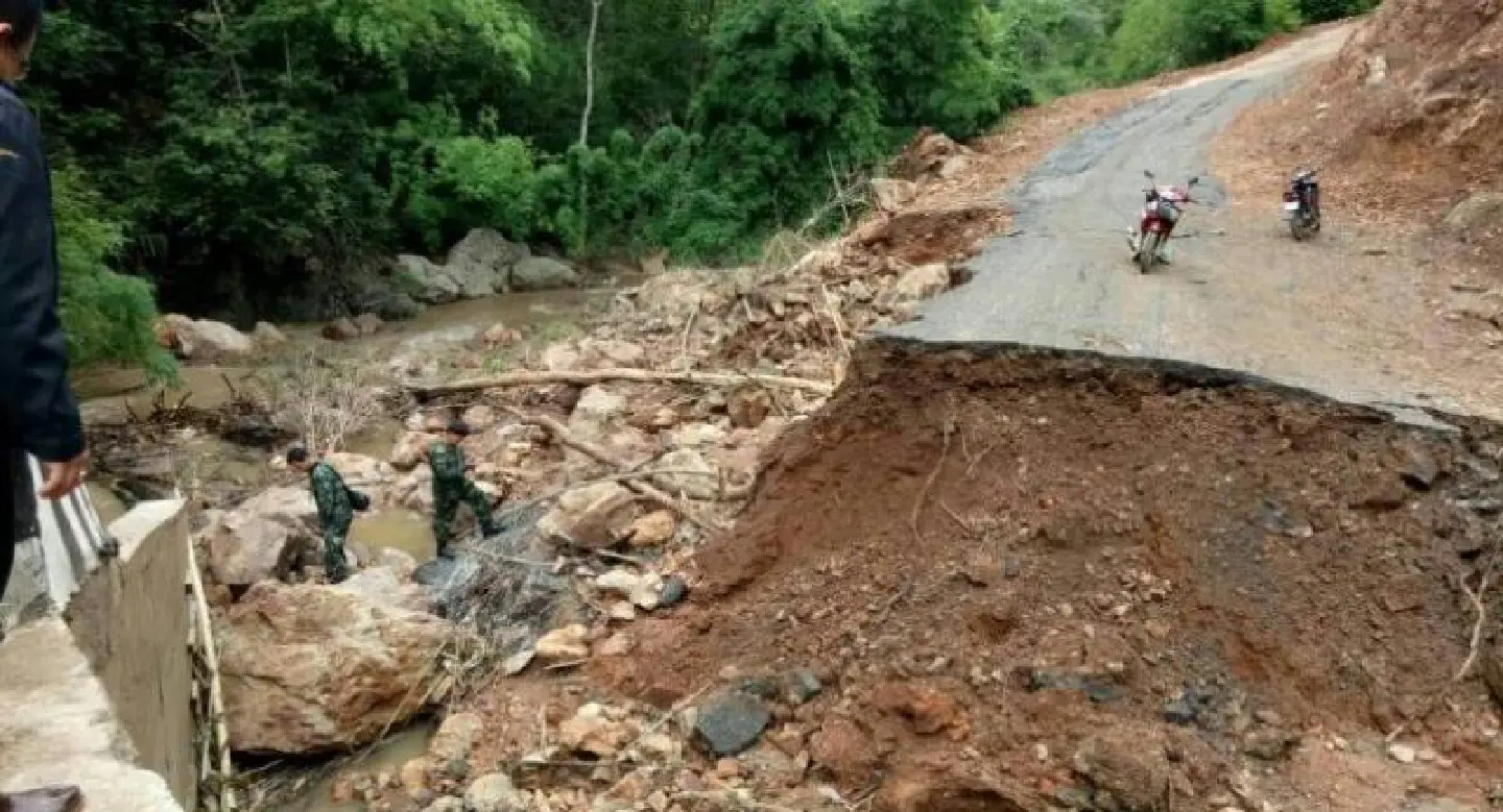 Road damaged by flash flood in Lamphun repaired Road damaged by flash flood in Lamphun repaired