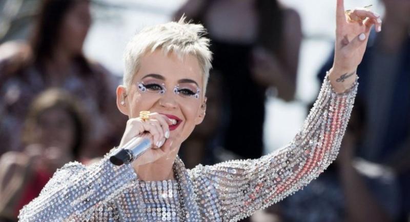 Katy Perry makes Twitter history with 100 million followers