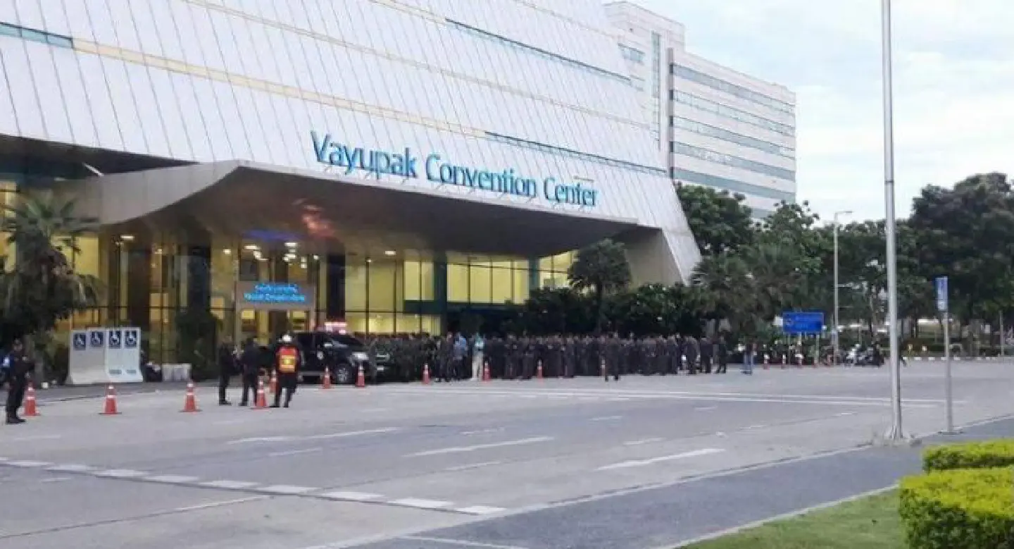 Security tight at Bangkok venue for public hearing on health bill Security tight at Bangkok venue for public hearing on health bill