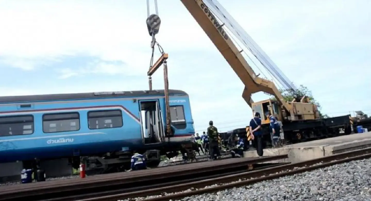Woman narrowly escapes before car hit by train in Ayutthaya Woman narrowly escapes before car hit by train in Ayutthaya