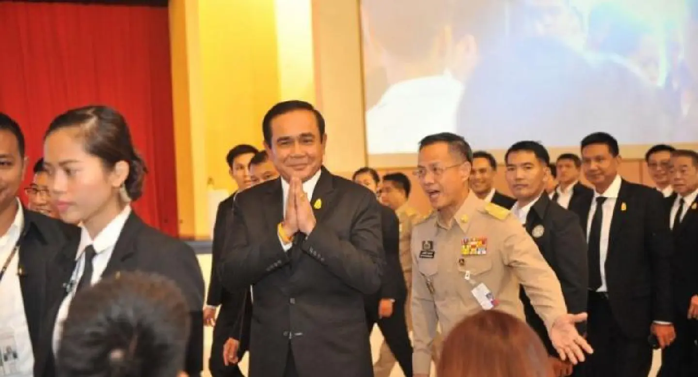 PM tells public ‘not to hate the military’ on Khon Kaen trip PM tells public ‘not to hate the military’ on Khon Kaen trip