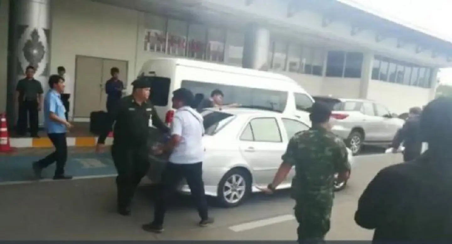 Woman besieged by taxi drivers at Chiang Mai airport on suspicion of being Uber driver Woman besieged by taxi drivers at Chiang Mai airport on suspicion of being Uber driver