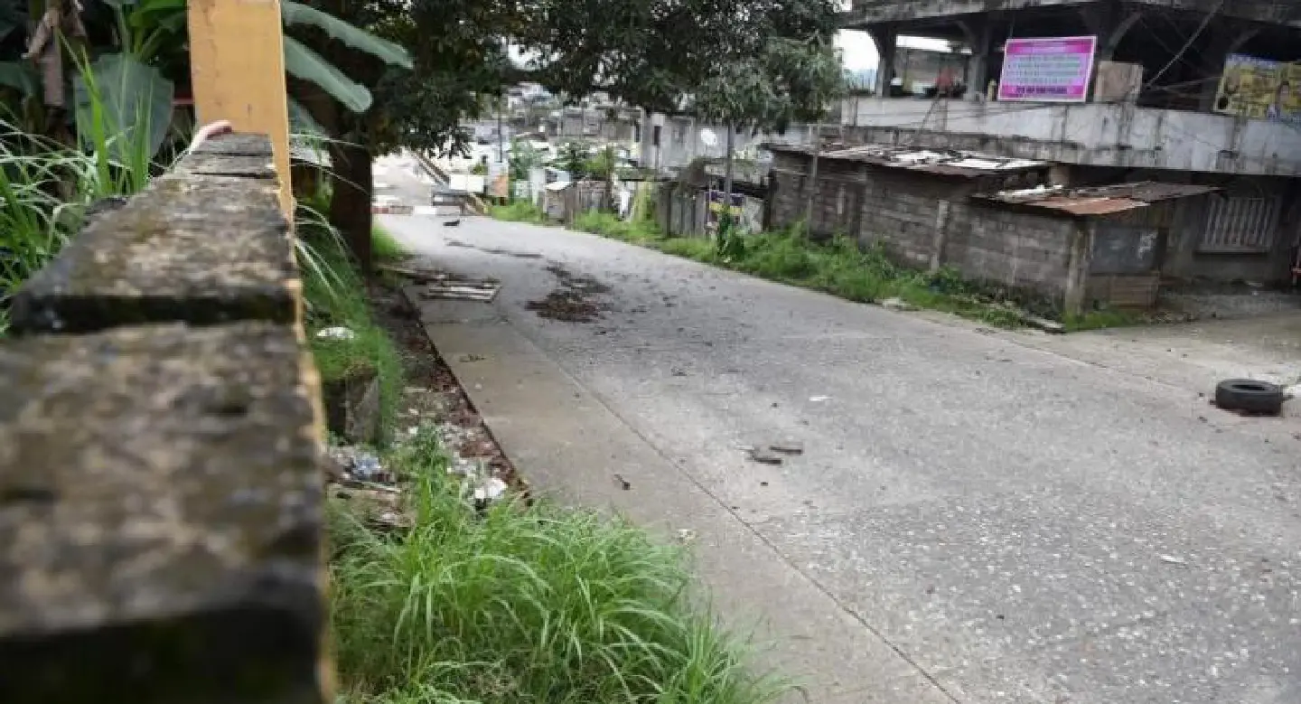 Dusty teddy bear lies in war-ruined Philippine city Dusty teddy bear lies in war-ruined Philippine city