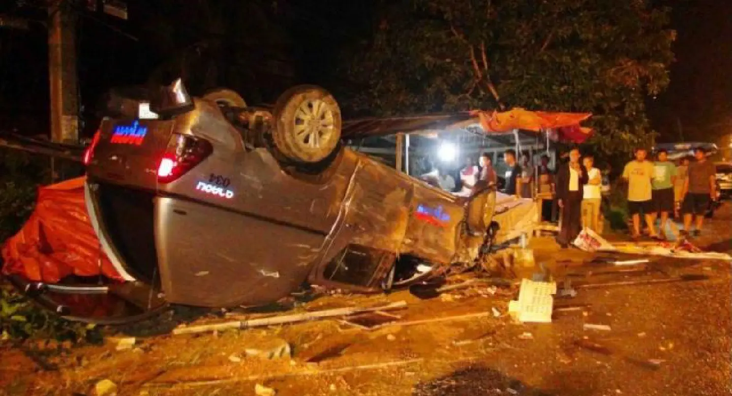 Five slightly injured after pickup crashes through roadside stalls and overturns in Songkhla Five slightly injured after pickup crashes through roadside stalls and overturns in Songkhla