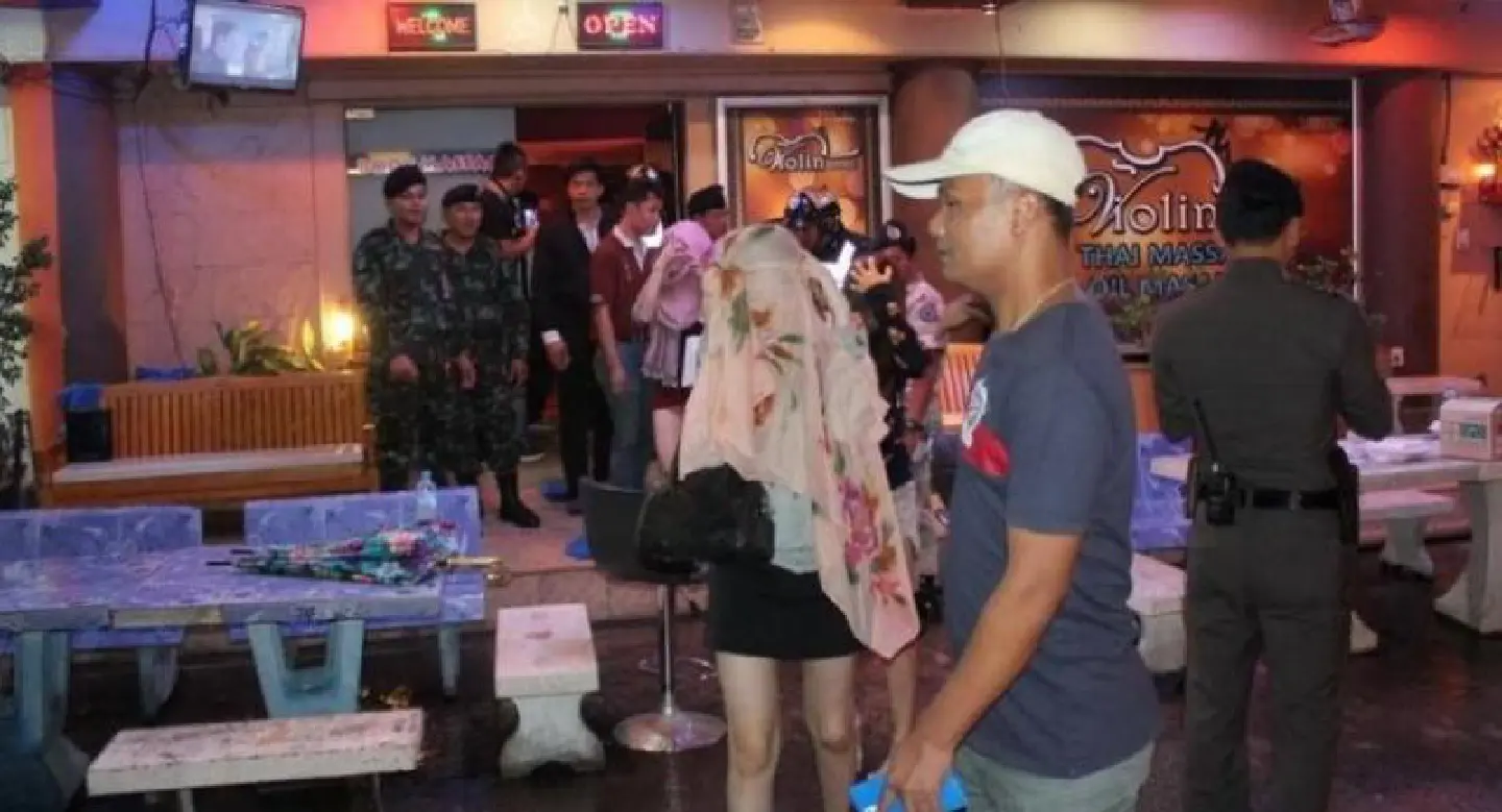 Army soldiers and Phuket police raid 16 massage parlors at Poonpol Night Plaza Army soldiers and Phuket police raid 16 massage parlors at Poonpol Night Plaza