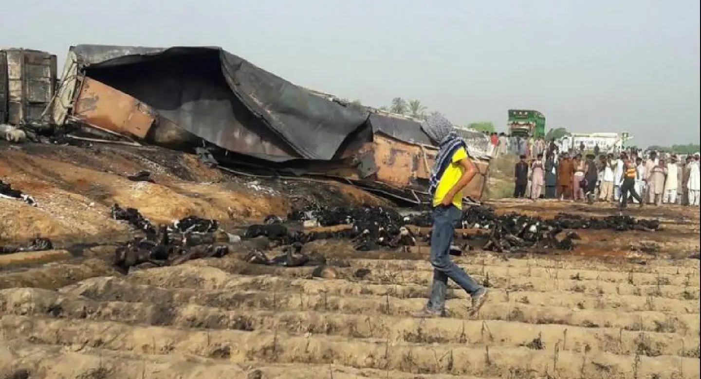 123 dead, more than 100 wounded in Pakistan oil tanker fire: official 123 dead, more than 100 wounded in Pakistan oil tanker fire: official