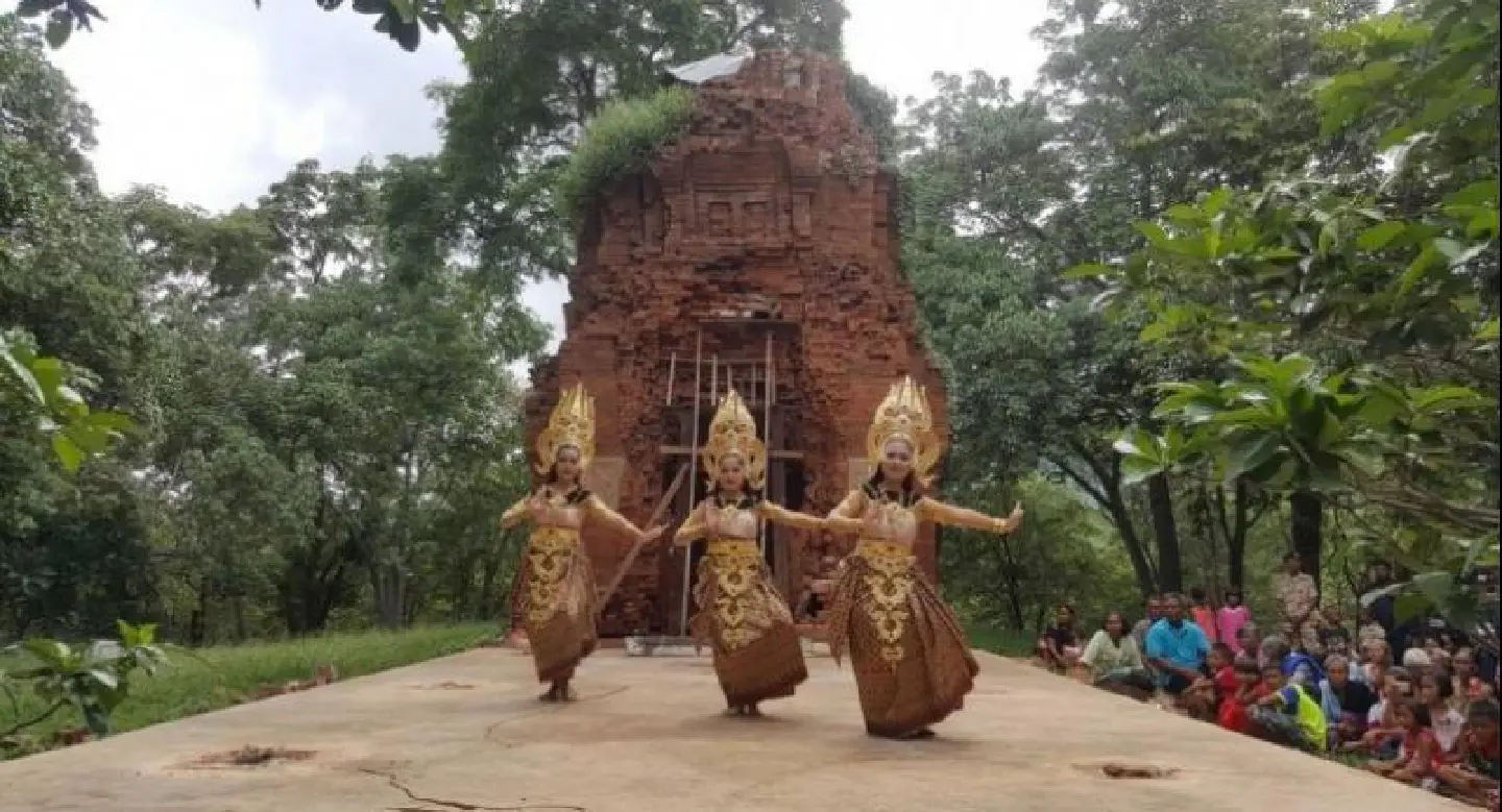 Joy in Sa Kaew as US museum agrees to return stone carving to temple Joy in Sa Kaew as US museum agrees to return stone carving to temple
